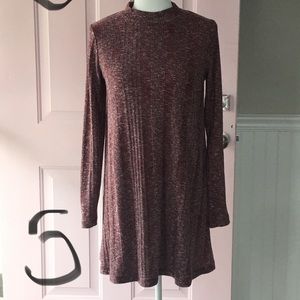 Xhiliration maroon shift dress w/mock neck